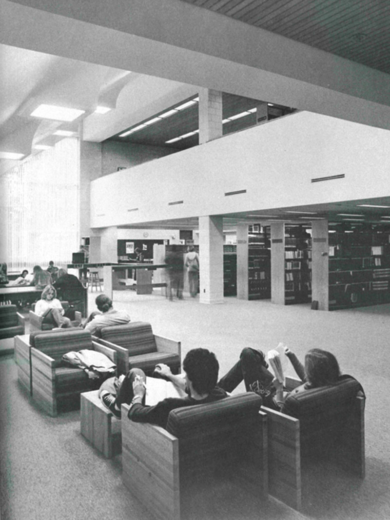 Students gather to study in the George T. Potter Library in 1977.