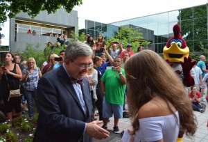 President Mercer shakes hands with the mebers of the Class of 2018 during the Arching Ceremony.